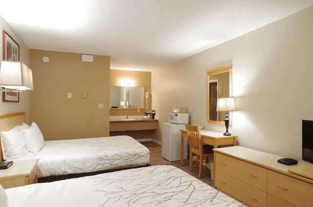 غرفة بسريرين مزدوجين يُسمح فيها بالحيوانات الأليفة، EasyStay Inn & Suites Fernie 2/6