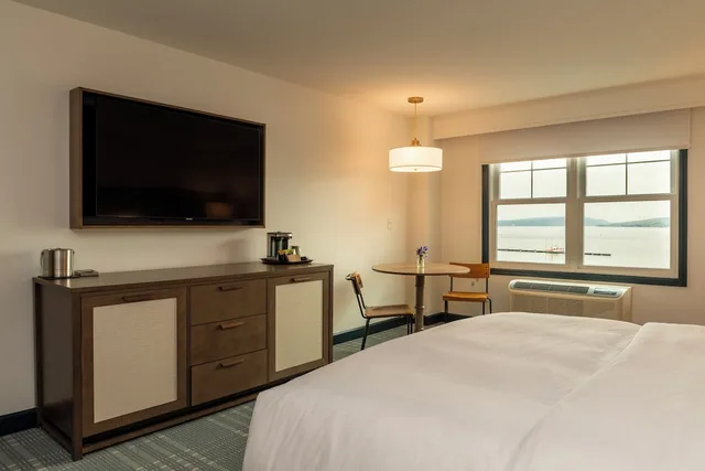Room, King Bed, Lake Side, Bathtub، Hotel Canandaigua, Tapestry Collection by Hilton 5/9