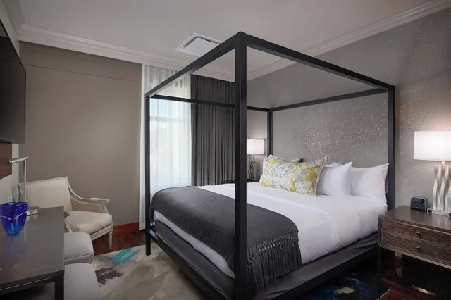 غرفة كلوب بسرير كينج بإطلالة على النهر، The Merrill Hotel & Conference Center Muscatine A Tribute Portfolio Hotel 2/4