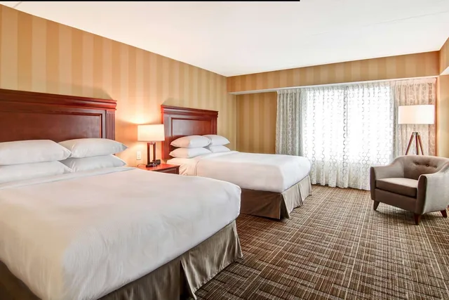Room, 2 Queen Beds, Partial City View، DoubleTree Fallsview Resort & Spa by Hilton - Niagara Falls 1/2