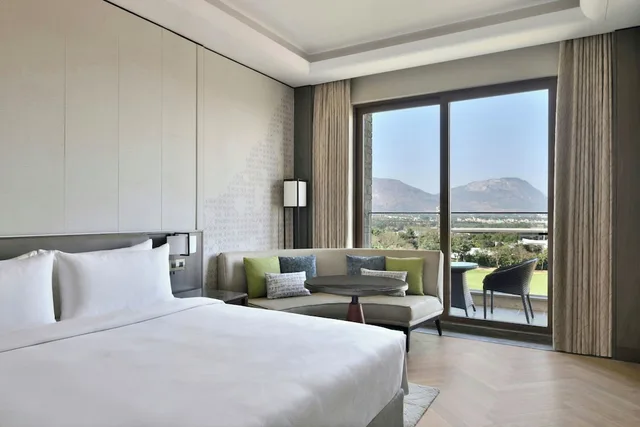 جناح تنفيذي ركني بسرير كينج، JW Marriott Bengaluru Prestige Golfshire Resort & Spa 1/2