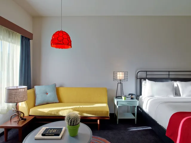 غرفة ديلوكس بسرير كينج بإطلالة على الفناء، Lone Star Court A Valencia Hotel 4/6