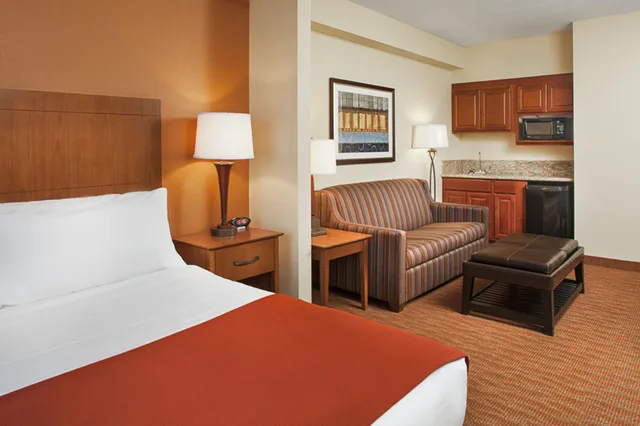 جناح بسرير كينج مع أريكة، Holiday Inn Express Suites Coralville 4/5