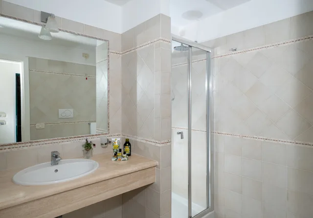 غرفة ديلوكس بسرير كينج بإطلالة على البحر، Hotel Torre Di Calapiccola 2/2