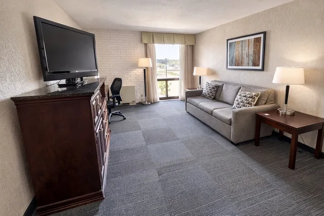 غرفة ديلوكس بسرير كوين مع أريكة، Hotel Lotus Kansas City Stadium 1/1