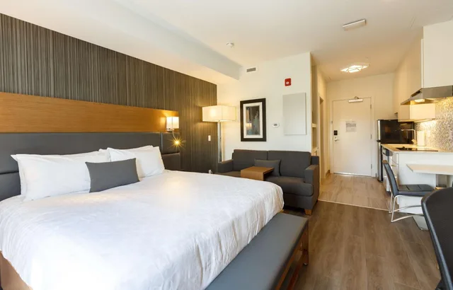 غرفة بسرير كينج يُسمح فيها بالحيوانات الأليفة، Executive Residency By Best Western Calgary City View North 1/6