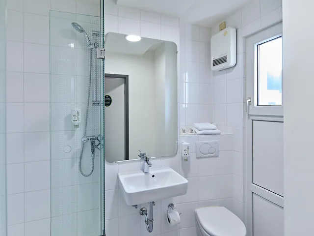 غرفة بسرير مزدوج أو سريرين منفصلين، B&B Hotel Bonn-City 1/1