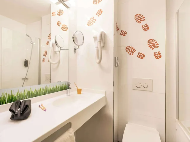 غرفة قياسية بسرير كوين مع أريكة، Hotel Mercure Lisieux Normandie 10/10