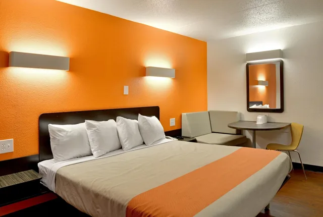 Room, King Bed, Accessible, Motel6 Toledo, OH 5/7