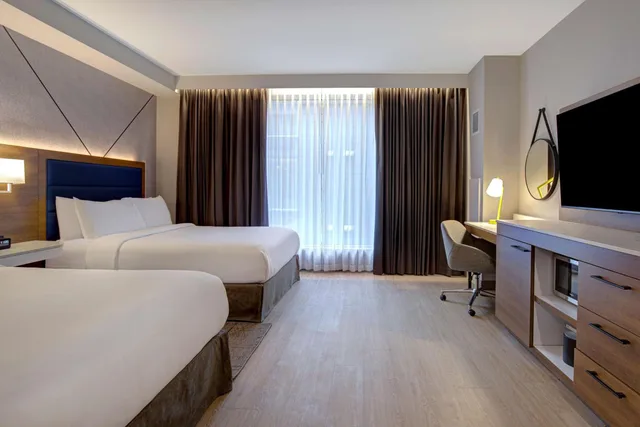 غرفة بسرير كينج وسرير كوين بحوض استحمام لذوي الإعاقة، Hampton Inn by Hilton Montreal Downtown 1/5