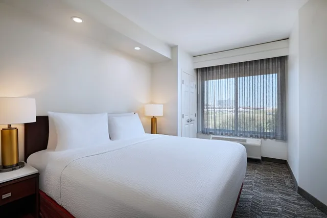 جناح بسرير كينج مع سرير سحّاب إضافي، Springhill Suites By Marriott Dfw Airport East Las Colinas 1/3