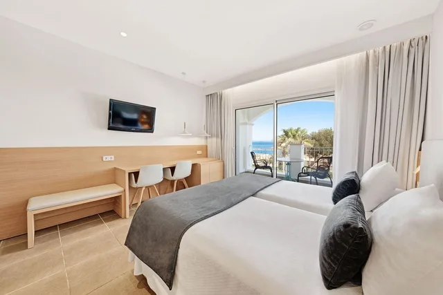 غرفة سوبيريور بسرير كوين بإطلالة على البحر بشرفة، HOTEL VILLA CHIQUITA 7/10