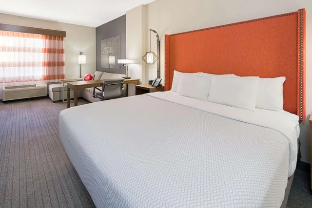 Loft, Deluxe, Suite, King Bed, Accessible، La Quinta Inn & Suites by Wyndham Orange County Airport 1/1