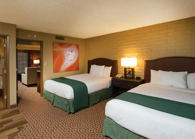 2 Rooms, Suite, 2 Queen Beds, Pool Side، Doubletree Suites By Hilton Tucson-Williams Center 1/3