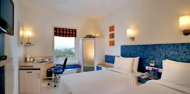 غرفة سوبيريور بسريرين منفصلين، Hometel Roorkee A Sarovar Hotel 1/2