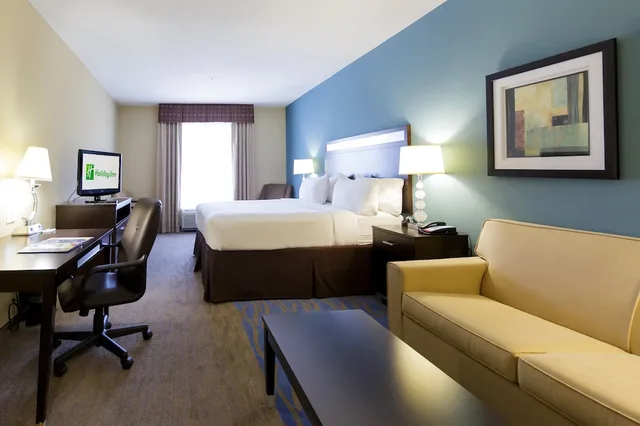 غرفة قياسية بسرير كينج مع أريكة، Holiday Inn Houston Webster 2/4