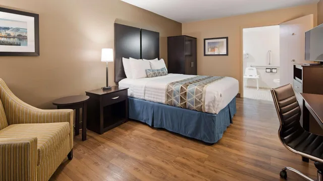 Room, Queen Bed, Bathtub, Accessible, Best Western Annapolis 3/5