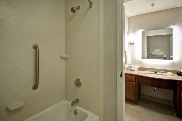 جناح بسريرين كوين بغرفة نوم واحدة مع أريكة، Homewood Suites By Hilton Cincinnati Milford 3/3