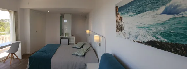 غرفة جونيور بسرير مزدوج بشرفة بإطلالة جزئية على البحر مع أريكة، Pinos Playa Hotel 4/6