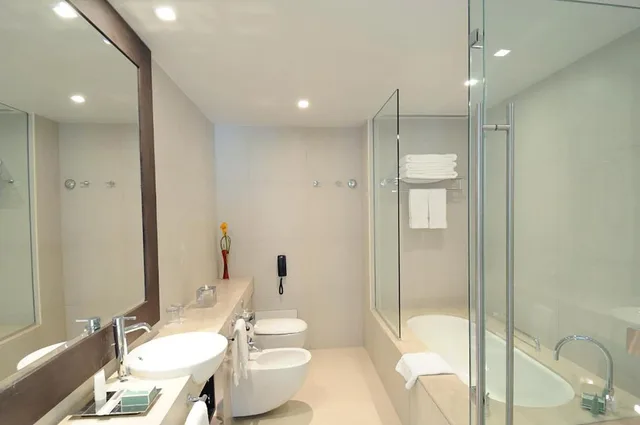 غرفة قياسية بسريرين منفصلين بإطلالة على البحر للمدخنين، Crowne Plaza Abu Dhabi Yas Island 4/5