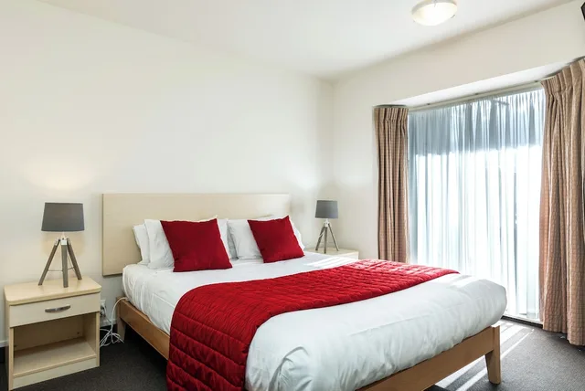 شقة عائلية بسرير كينج وسريرين منفصلين بغرفتي نوم، Jasmine Court Motel 2/5
