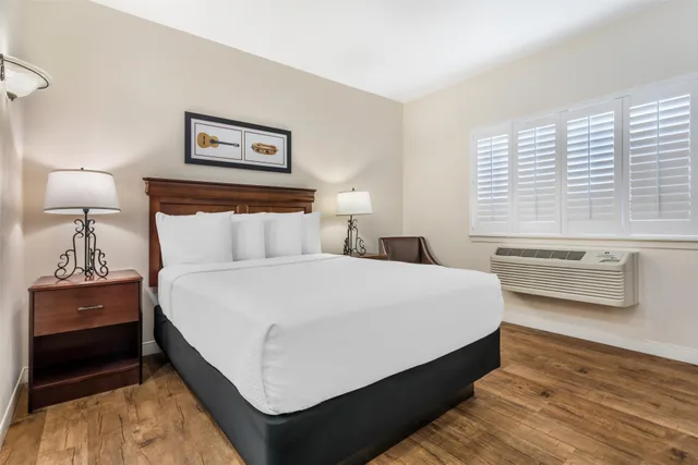 2 Bedrooms, Suite, King and Queen Bed, 1.5 Bathrooms، Best Western Rose Garden Inn 1/8