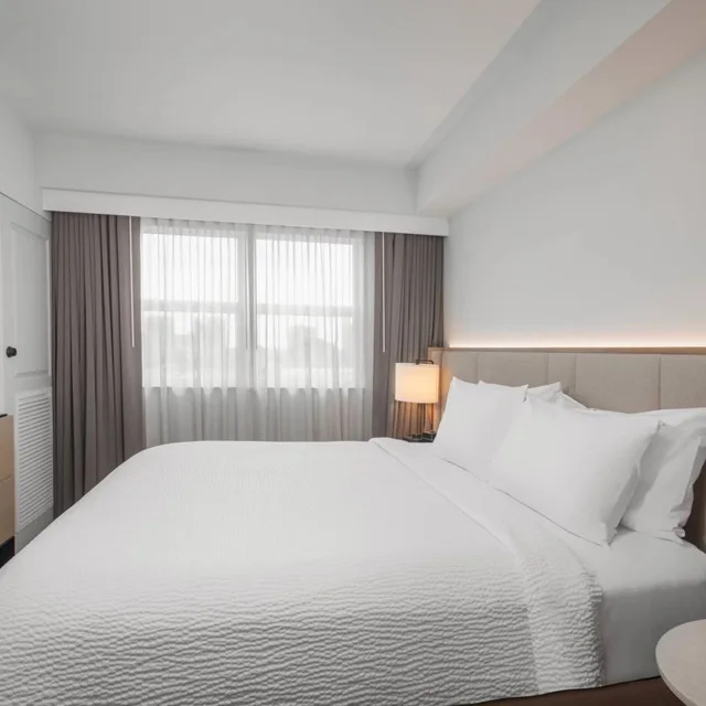 جناح بسرير كوين بغرفة نوم واحدة مع أريكة بحوض استحمام لذوي الإعاقة، Residence Inn at Aventura Mall Marrriott 1/2