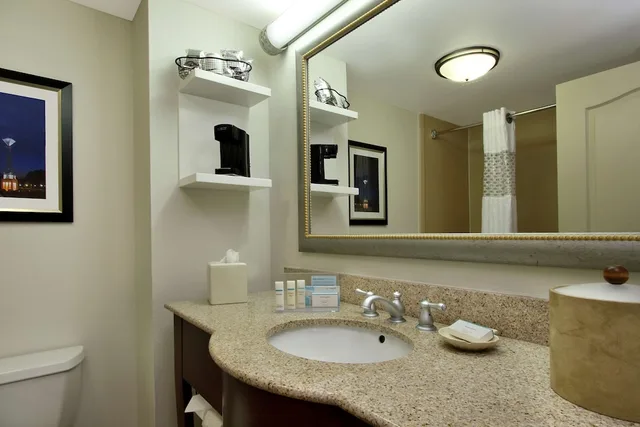 جناح بسريرين كوين، Hampton Inn Suites Florence Downtown 5/7
