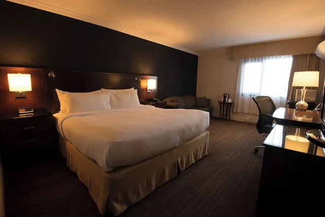 غرفة قياسية بسرير كينج مع أريكة، Centre de Congres Hotel La Sagueneenne 3/9