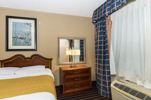 غرفة قياسية بسرير كوين، Garden Inn 3/3