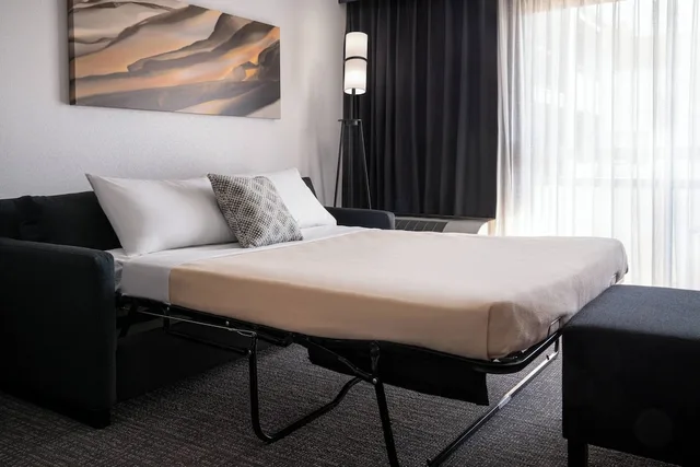 جناح بسرير كينج مع أريكة، Courtyard by Marriott Rancho Cordova Sacramento 3/7