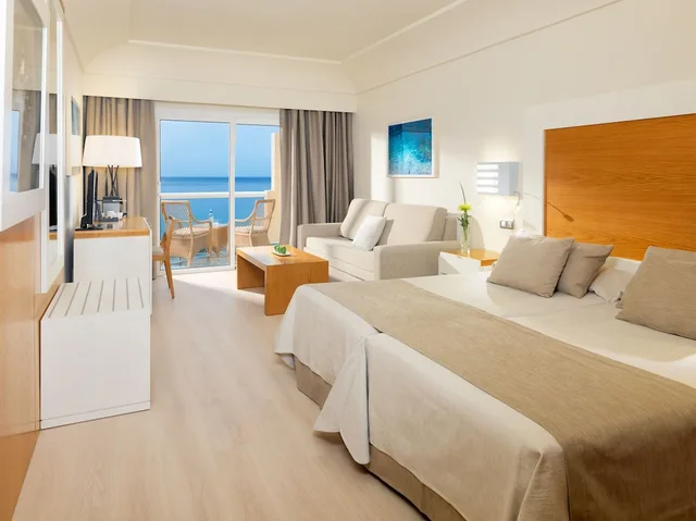 غرفة بريميوم بسرير مزدوج بإطلالة على البحر، Hotel XQ El Palacete 1/3