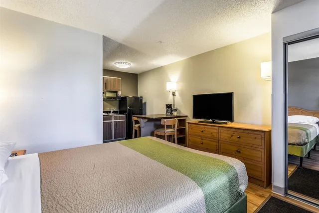Standard, Queen Bed, Studio6 Albuquerque, NM - North 1/6