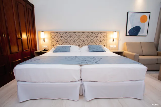 غرفة بسريرين منفصلين بشرفة بإطلالة جزئية على البحر، Hotel Riu Madeira 1/8