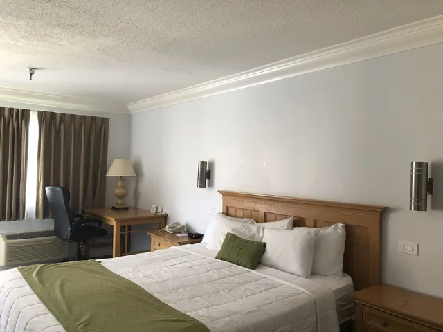 غرفة ديلوكس بسرير كينج، Days Inn by Wyndham Near City Of Hope 8/10