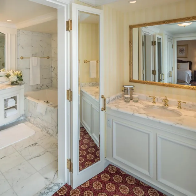 غرفة بريميوم بسرير كينج، The Grand America Hotel 2/6