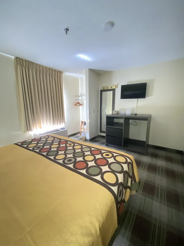 Studio, Suite, King Bed, Super 8 By Wyndham Metropolis 2/10
