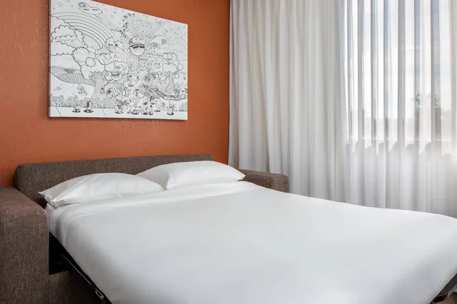 غرفة بسرير كينج مع أريكة، Renaissance Indianapolis North Hotel 9/9