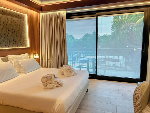 غرفة تنفيذية ثلاثية بسرير مزدوج وسرير فردي بشرفة، Alevic Hotel Sirmione 3/7