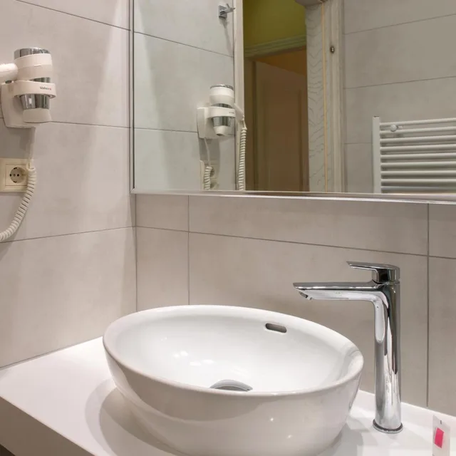 غرفة ثلاثية، Strass Hotel 6/10