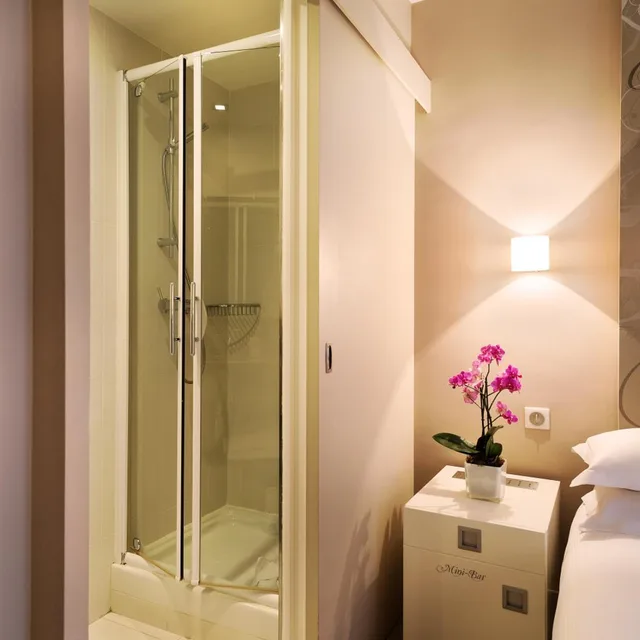 Executive, Double Bed, Eiffel View، Hotel Chambellan Morgane 7/7