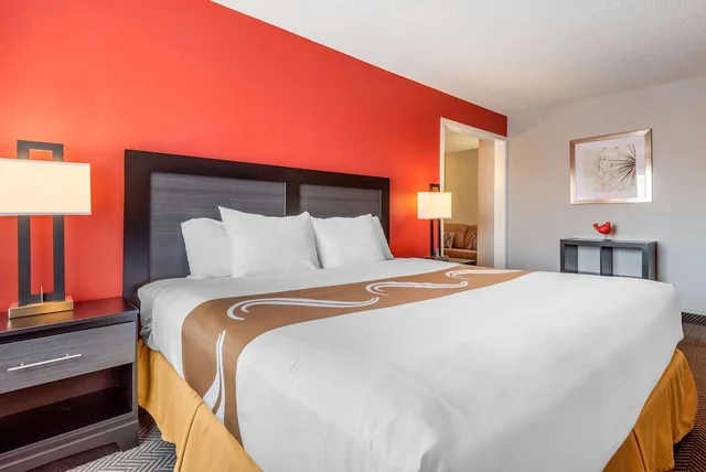 جناح بسرير كينج مع أريكة، Quality Inn & Suites Mississauga 2/3