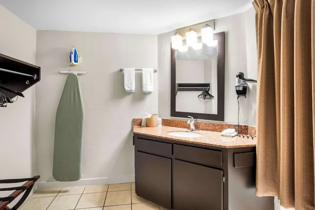 جناح بسرير كينج، Rodeway Inn Waco Downtown near University TX 2/2