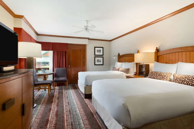 غرفة ديلوكس بسريرين مزدوجين، Fairmont Jasper Park Lodge 2/6