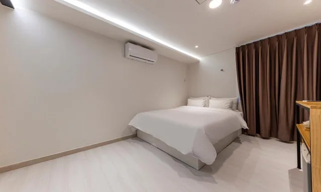 Economy, Double Bed, 1962 Business Hotel 3/4