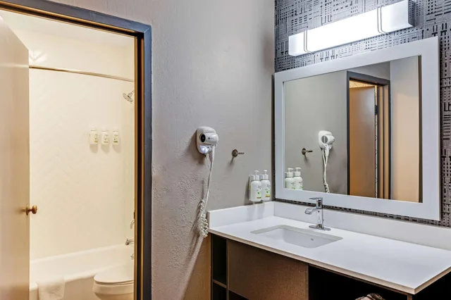 غرفة سوبيريور بسرير كينج وسرير كوين، The Wander Hotel, a Ramada by Wyndham 3/7