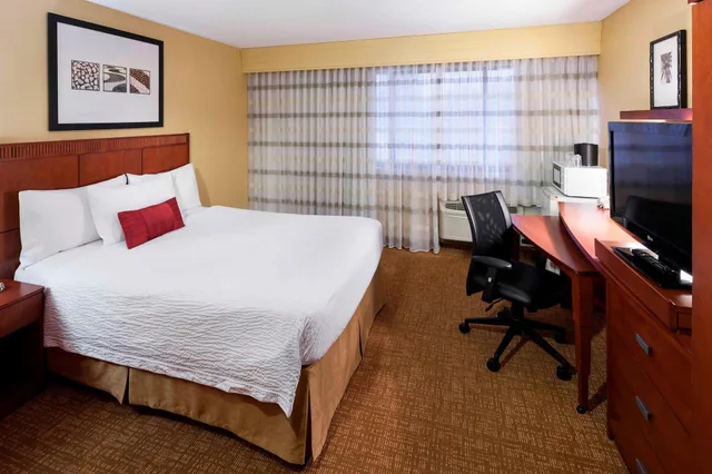 غرفة بسرير كينج مع أريكة، Courtyard by Marriott San Diego - Rancho Bernardo 5/8