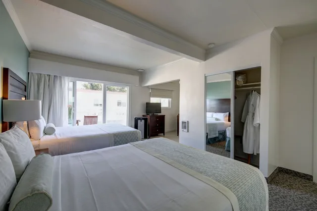 غرفة قياسية بسريرين كوين بإطلالة على المسبح، Capri Laguna Inn On the Beach 1/6