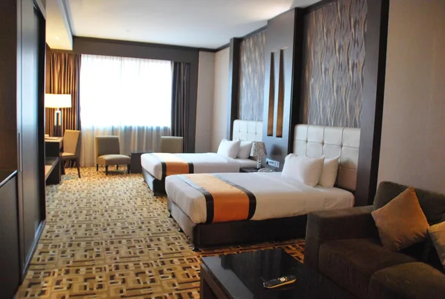 Studio, Grand Paragon 2/3