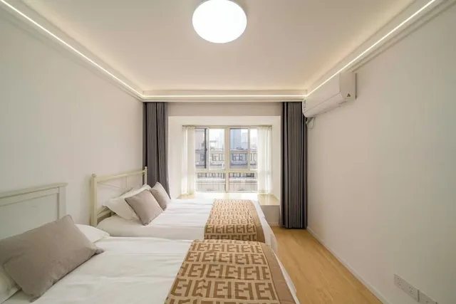 Senior, Apartment, 1 Queen and 1 Single Bed، Book and Bed-People's Square 4/10